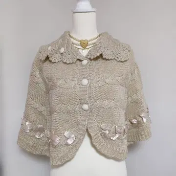 axes femme 베이지 케이블 니트 판초 리본