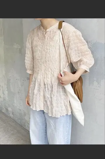 크림색 주름 가공 7부 소매 셔츠