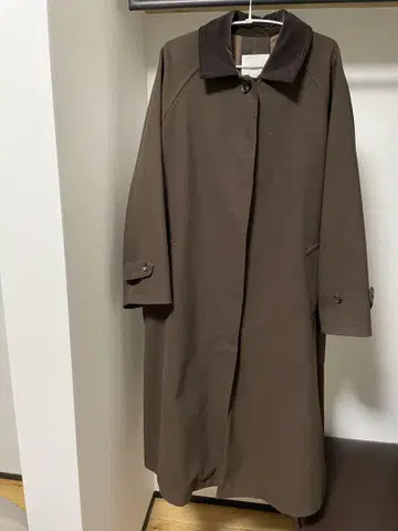 브라운 코듀로이 옷깃 롱 코트