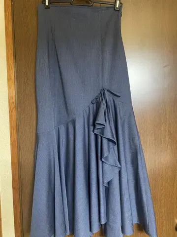 새상품급 프릴 달린 네이비 머메이드 스커트