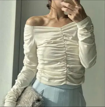 스나이델 개더 오프숄더 롱T 아이보리