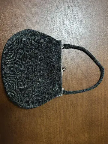 비즈 장식 블랙 메탈릭 핸드백