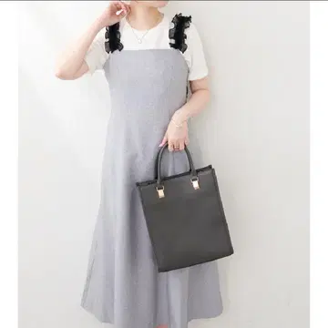 새상품 택 포함 내추럴 꾸뛰르 어깨 프릴 플레어 원피스 라이트 그레이