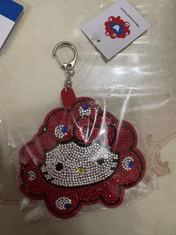 [ 미개봉 새상품 ] 헬로키티 미야쿠미야쿠 키라키라 가죽 마스코트 참