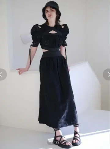 SNIDEL 스위칭 데콜테 오픈 원피스 블랙