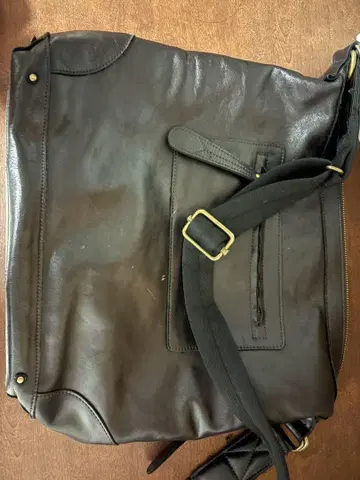 다크 브라운 가죽 숄더백