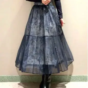 [ SNIDEL ] 플리츠 쉬폰 꽃무늬 플레어 롱 스커트 네이비 시어