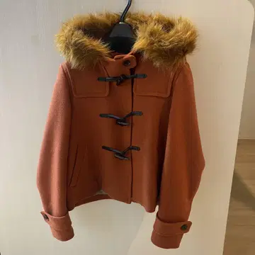오렌지 퍼 달린 더플 코트