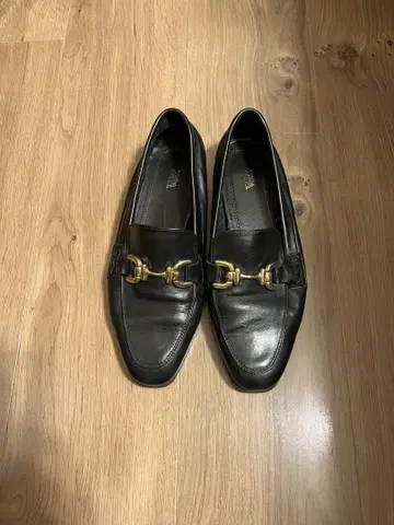 ZARA 블랙 로퍼 금장 장식 37