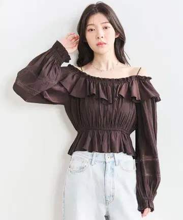 코코딜 오프숄더 프릴 새틴 블라우스