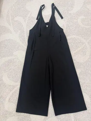 블랙 V넥 올인원