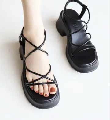 블랙 스트랩 샌들 중간 힐