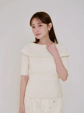 오프숄더 하프 슬리브 니트