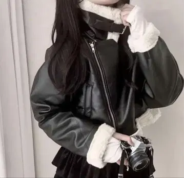 겨울용 블랙 무스탕 코트 퍼 포함 amood 시즈니룩 모노톤