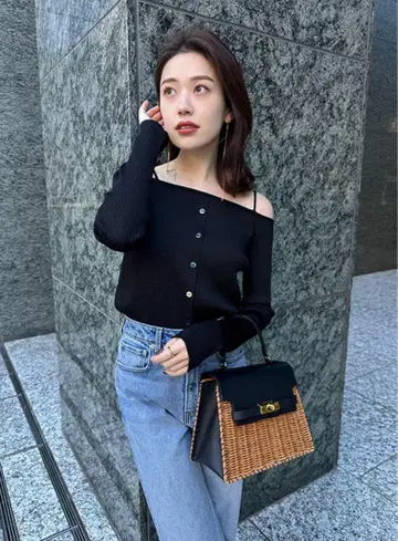 [새상품] anuans 글리터 오프숄더 라메 상의 블랙
