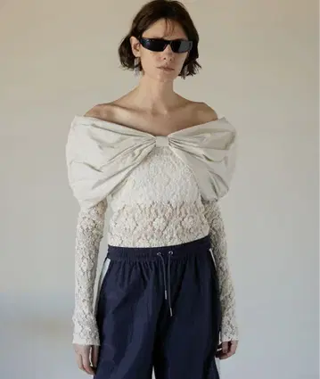 오프숄더 리본 탑 / Off Shoulder Ribbon Top