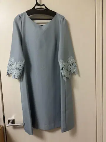 PourVous 스카이블루 레이스 달린 드레스