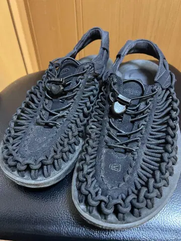 KEEN 블랙 샌들