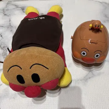 호빵맨 봉제 인형과 팝콘 통