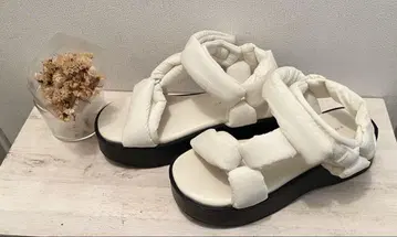 볼륨 쿠션 스포츠 샌들 화이트
