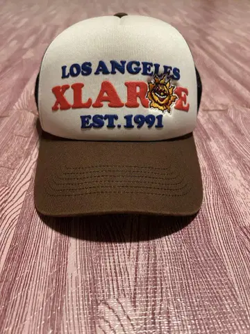 XLARGE 트래커 캡 화이트/브라운