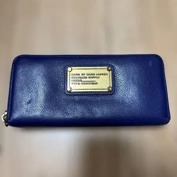MARCJACOBS 파랑 가죽 장지갑 금속 플레이트 포함