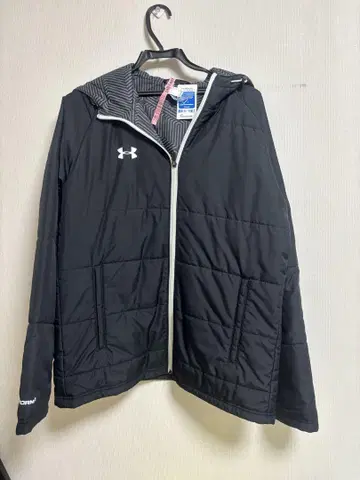 Under Armour 블랙 후드 부착 다운 자켓