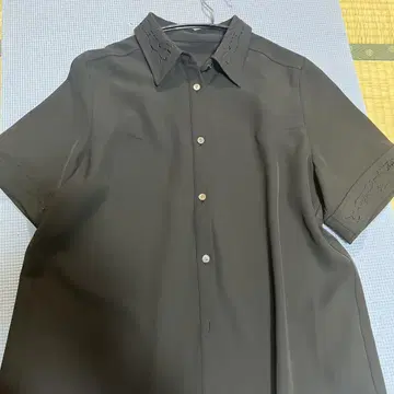 HARE 가죽 컷 반팔 셔츠 블랙