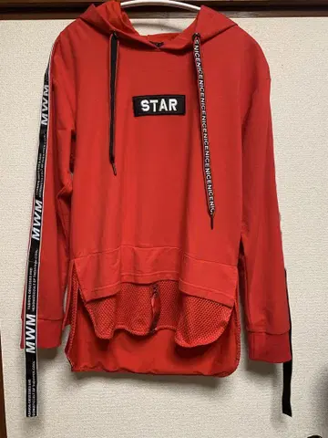 빨간색 후드 부착 후드티 STAR
