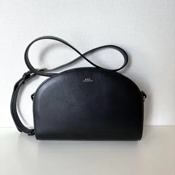 A.P.C. 아페쎄 숄더백 하프문