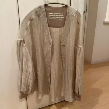 베이지 긴팔 셔츠 벌룬 슬리브