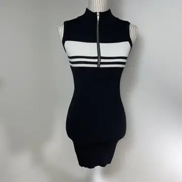 MIRVAS 네이비와 화이트 스트라이프 슬리브리스 원피스