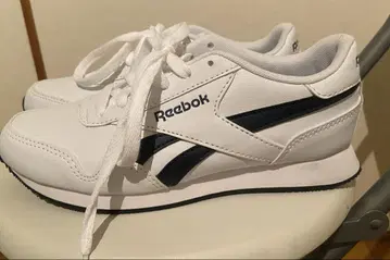 Reebok 화이트 스니커즈