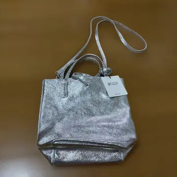 메탈릭 실버 숄더백