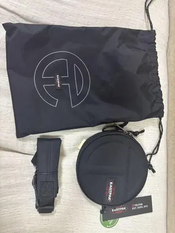 EASTPAK x TELFAR 원형 숄더백 블랙