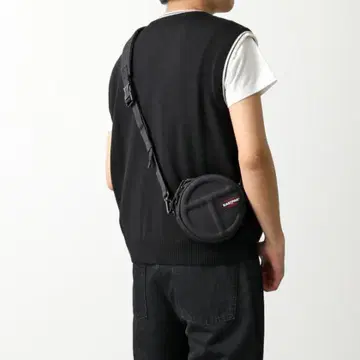 EASTPAK x TELFAR 원형 숄더백 블랙