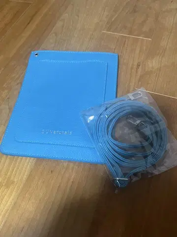 파란색 합성 피혁 숄더백