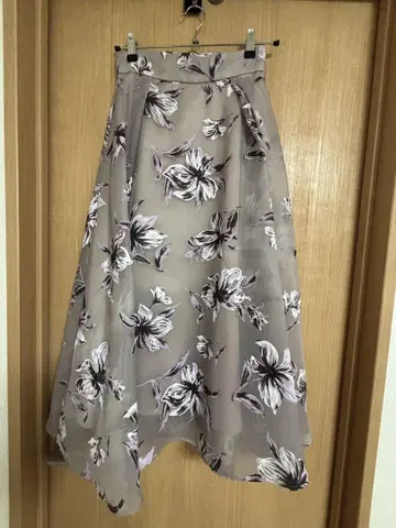 PROPORTION BODY DRESSING 러버 플라워 턱 스커트