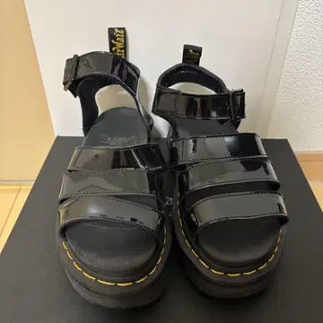 닥터마틴 Dr.Martens 블랙 에나멜 통굽 샌들