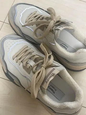 띠어리 (Theory) 존재감 발군 가죽 스니커즈 화이트/베이지