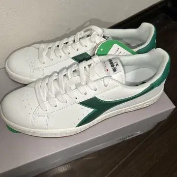 미사용 새상품 diadora 화이트/그린 스니커즈