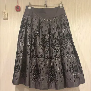 Jane Marple 그레이 플레어 스커트 블랙 자수 실버 장식
