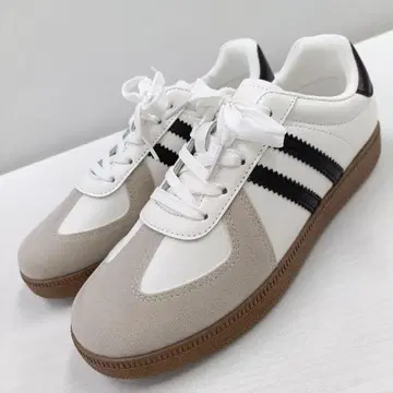 새상품 여성용 24.5cm 저먼 트레이너 스니커즈 화이트 블랙 3467W