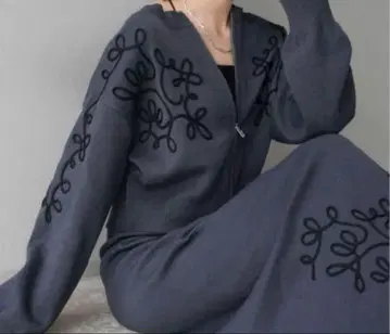 지퍼 달린 그레이 자수 가디건