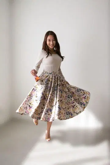 버지니 스커트 [모토 스즈키 씨] 베이지 플라워 cinematiq