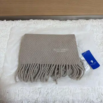 [ 미사용 새상품 ] [ 택 포함 ] BLUE LABEL 베이지 머플러