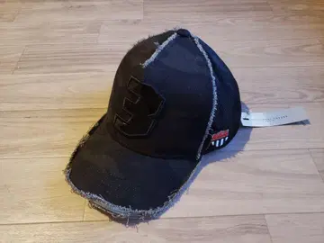 미사용 새상품 택 포함 요시노리 코타케 블랙 카모 패턴 캡입니다.