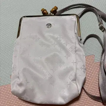 russet 새틴 화이트 숄더백