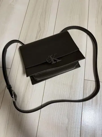CK 올리브 그린 숄더백