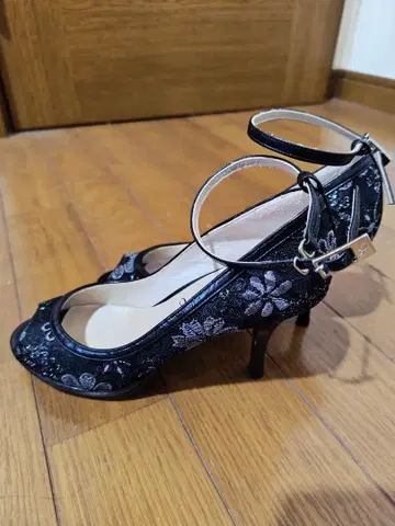 꽃무늬 자수 오픈토 하이힐